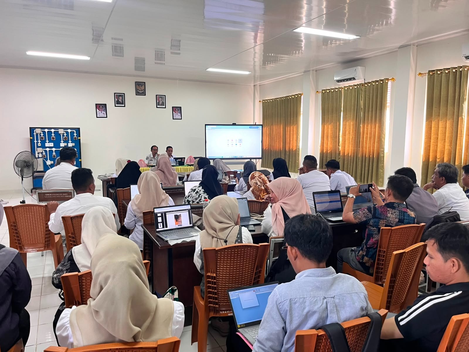 BPKAD Sulbar Jadi Pemateri Coaching Clinic Pengelolaan Aset Sekolah bagi Operator E-BMD se-Sulawesi Barat